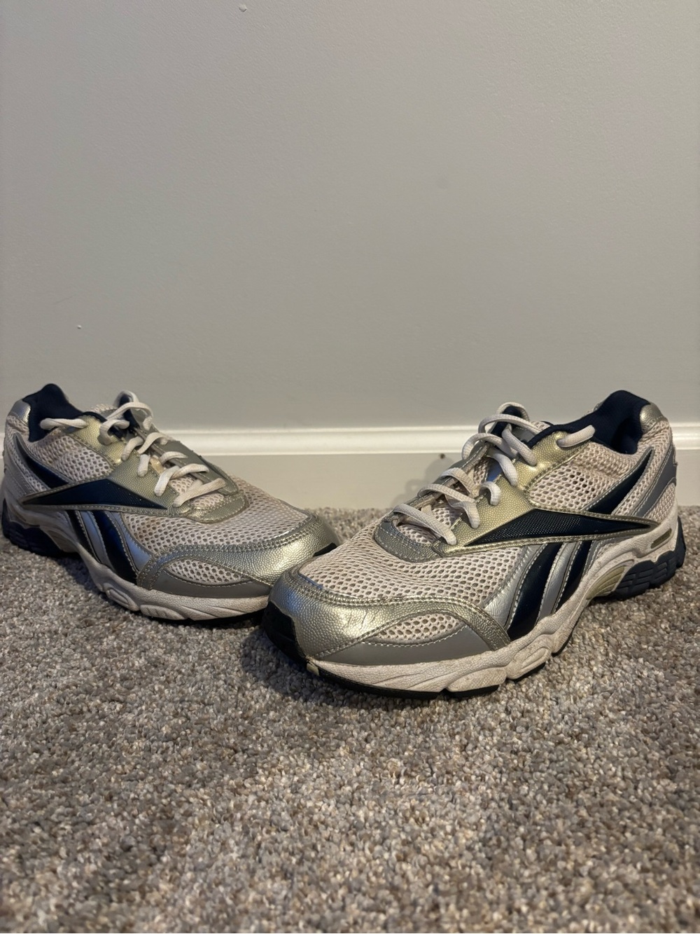 Reebok Men’s 9.5 MCX Athletic Sneakers Chunky Lace Low Top Silver Navy White Y2K
